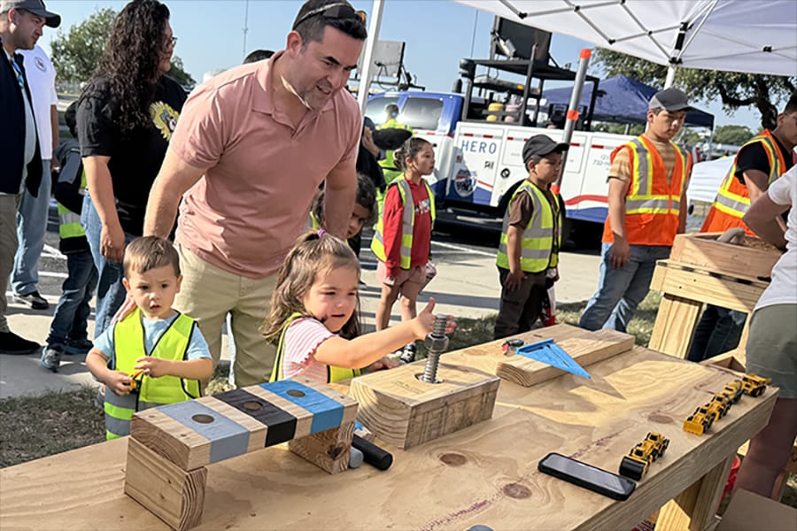 La magia de los camiones en San Antonio: el evento “Touch A Truck” acerca la ingeniería a los niños