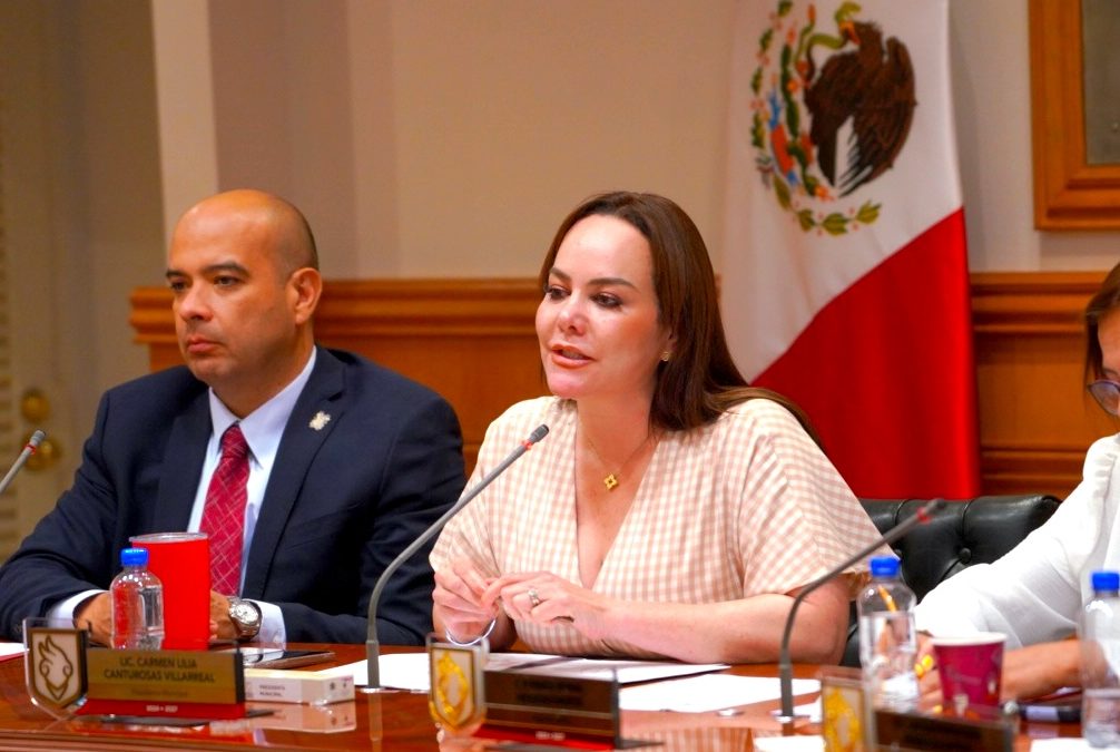 Reconoce Carmen Lilia a contribuyentes cumplidos con seguro gratuito para su hogar