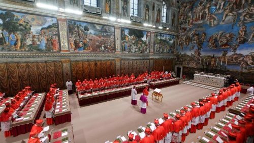 Eligen en silencio: cardenales entran en cónclave para escoger al nuevo Papa