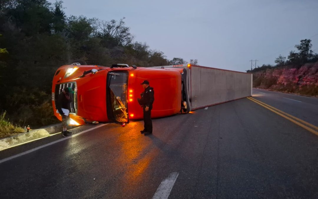Bloquea tráiler volcadura en la 101; cierran tramo Padilla–Jiménez