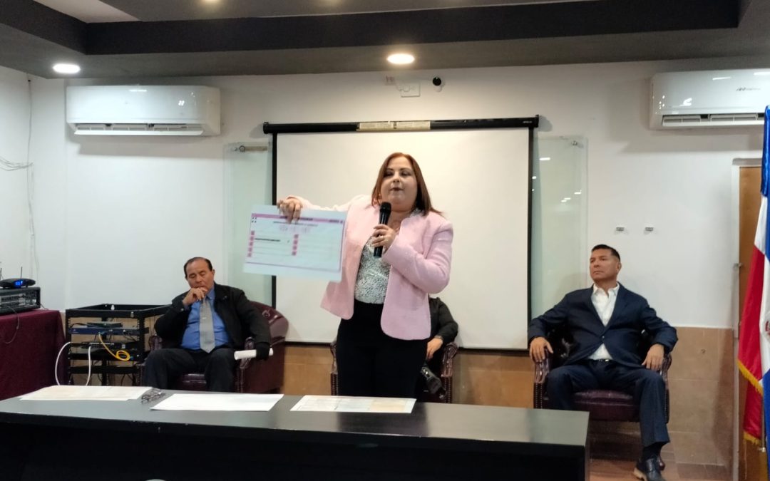 Explica Emma Erika Delgado a estudiantes de la UNT cómo votar en histórica elección judicial