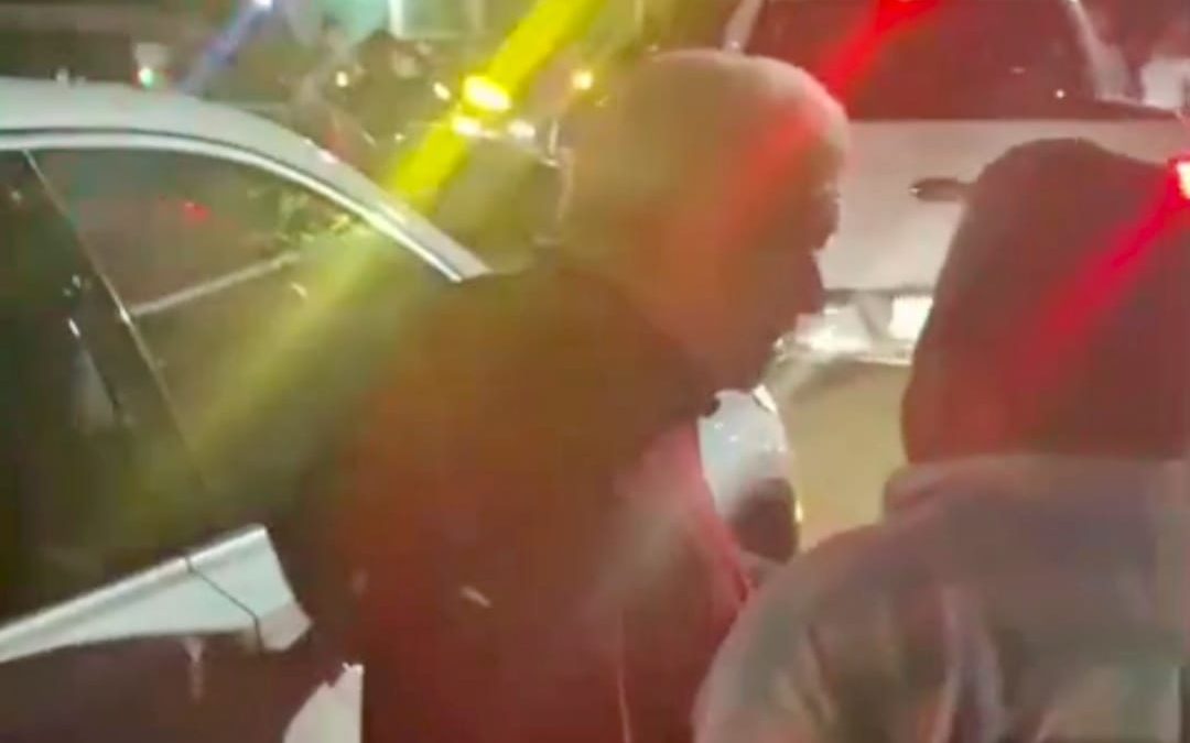 Corren en Balancán a hermano de AMLO: “Eres un buitre”, le gritan estudiantes y pobladores