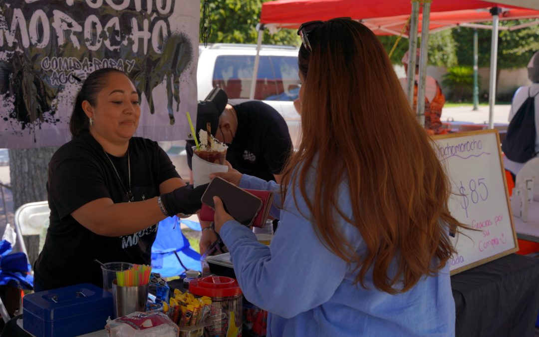 Responde la gente al Bazar del Día de las Madres en Plaza Zaragoza
