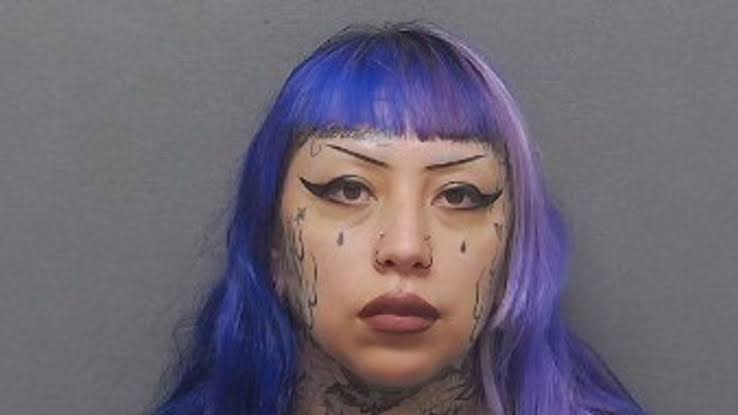 Acusan a madre en Texas por facilitar equipo táctico a su hijo con presunta intención terrorista