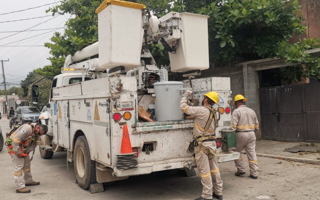 Retienen vecinos a empleados de CFE para exigir transformador