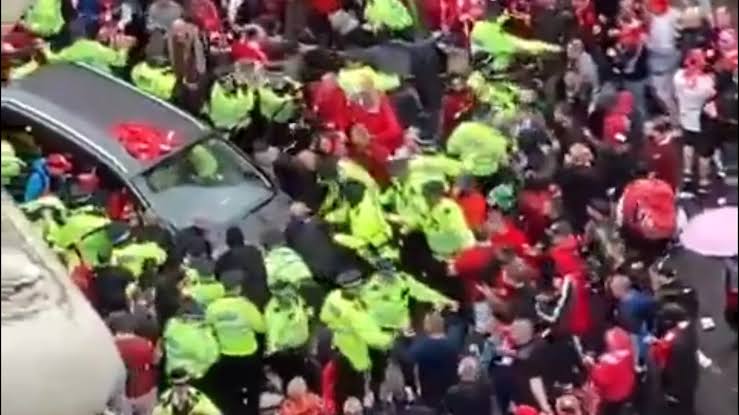 Detienen en Liverpool a conductor que embistiendo a peatones