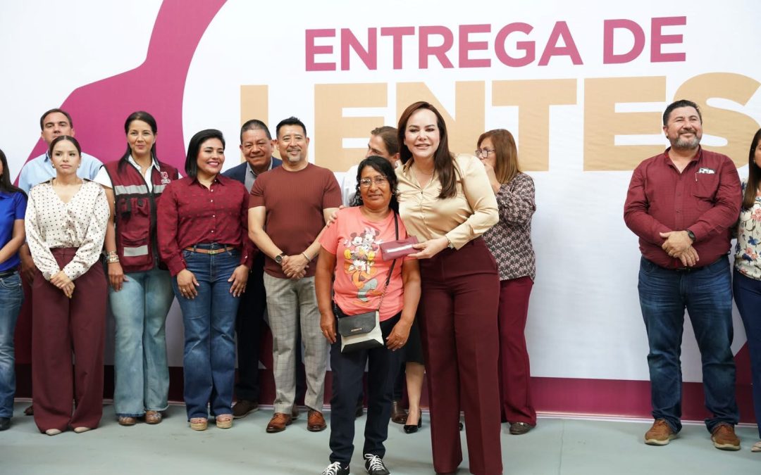 Entrega Carmen Lilia lentes gratuitos a familias para mejorar su calidad de vida