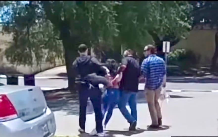 Captan detención de mujer afuera de corte migratoria en San Antonio: “Mis hijos están en la escuela”