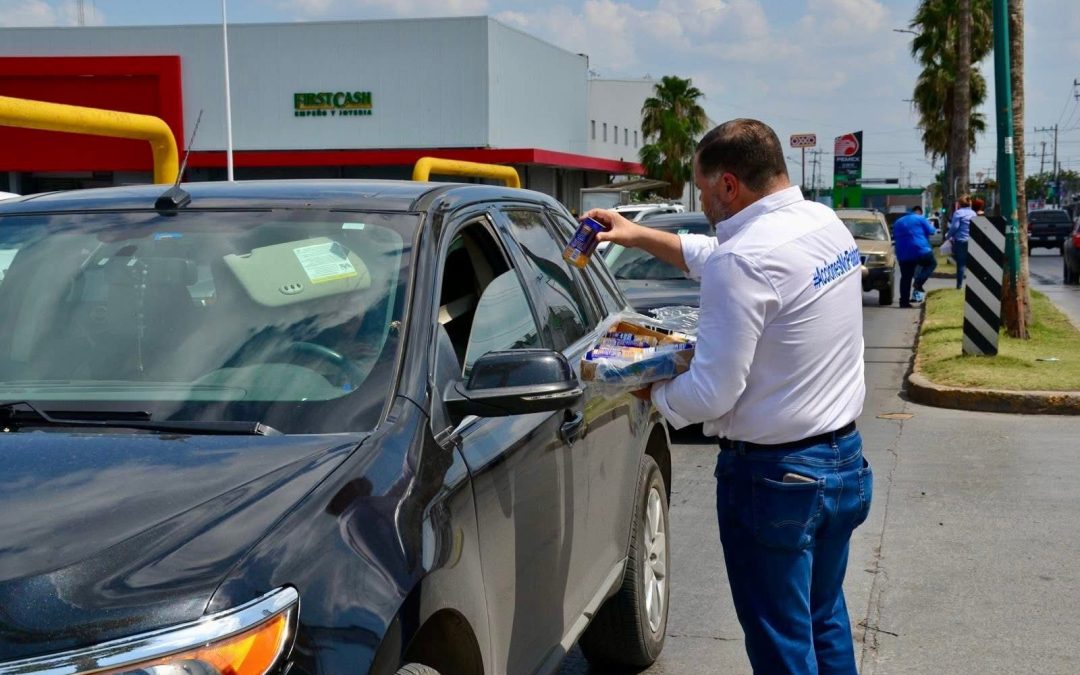 Reparte regidor panista jugos en colonias populares de Nuevo Laredo