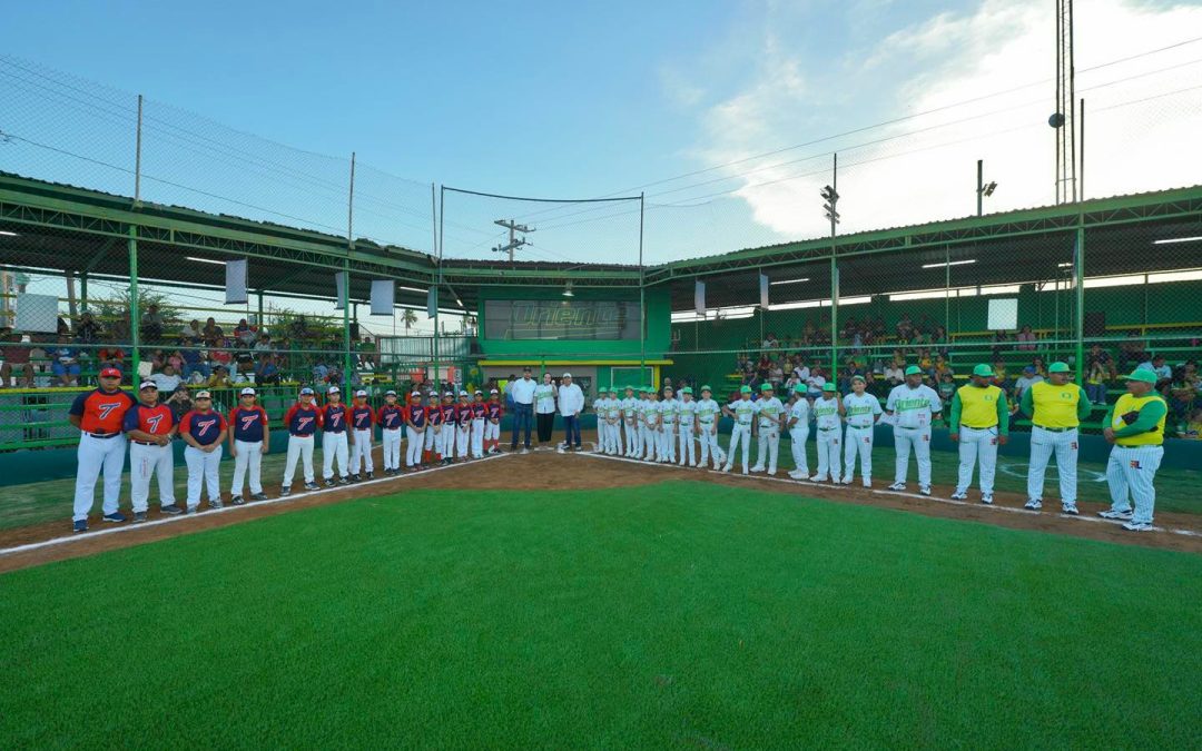 Entrega Carmen Lilia campos renovados para Liga Oriente y arranca torneo Pee Wee