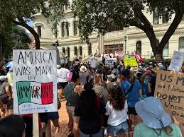 Niñas mexicanas alzan la voz en protesta migrante frente al City Hall de San Antonio