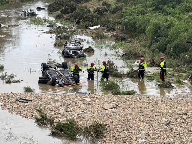 Suman 13 muertos por lluvias torrenciales en San Antonio; logran ubicar a todos los desaparecidos