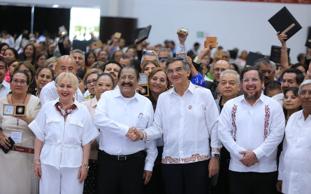 Refrenda Américo alianza con maestros; entrega 284 condecoraciones