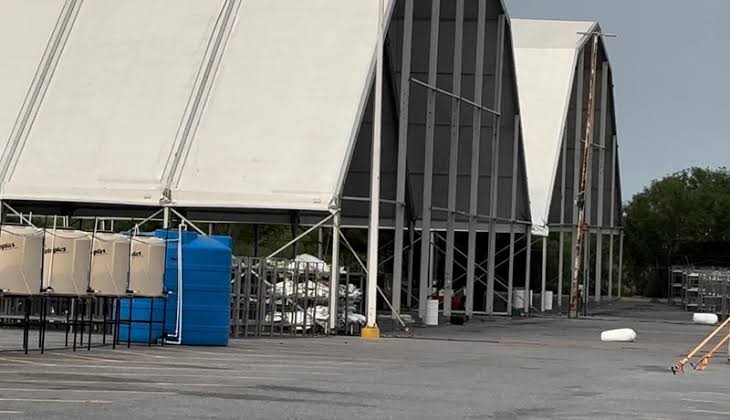 Retiran mega albergue migrante del Polyforum La Fe; será reubicado en Tapachula