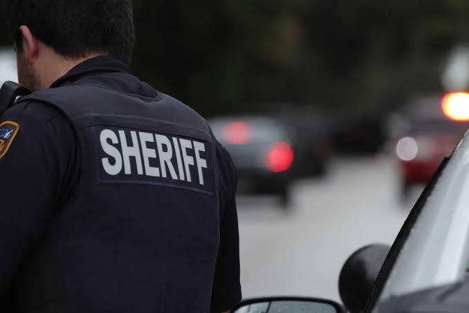 Obliga Texas a condados a cooperar con ICE; firma Abbott ley SB 8