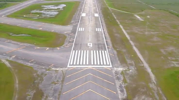 Transforma Florida aeropuerto fallido en cárcel para migrantes entre caimanes