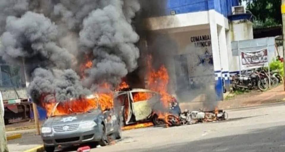 Incendian patrullas y retienen a agentes en Tezonapa; transportistas exigen freno a corrupción