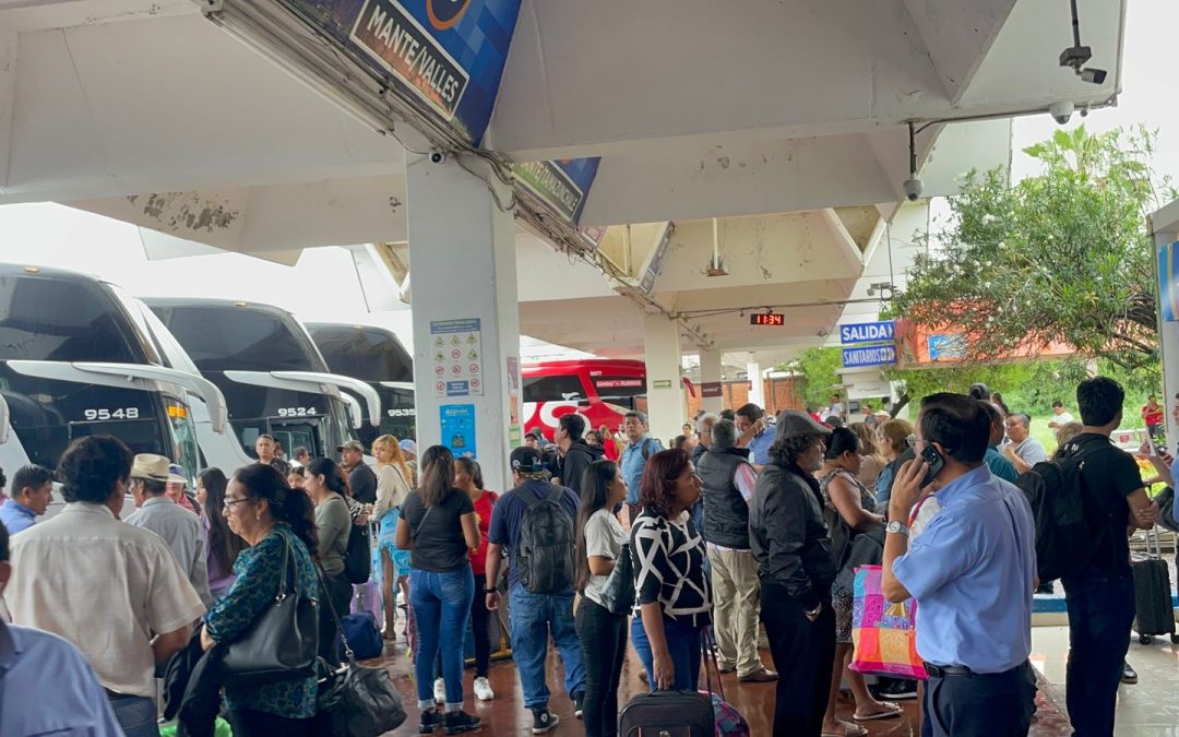 Suspenden corridas de autobuses en Ciudad Victoria; varados más de 300 pasajeros por daños en carreteras