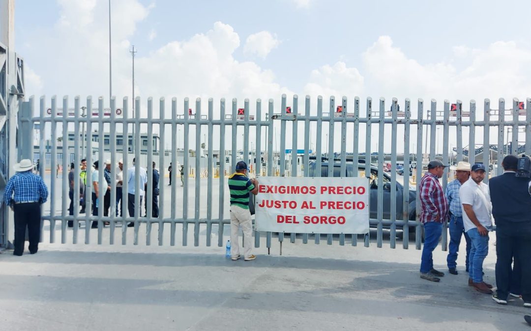 Bloquean productores de sorgo carreteras y puente internacional en Tamaulipas