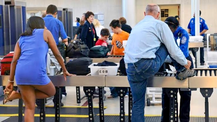 Permitirán conservar zapatos en filtros de seguridad; TSA aligera medida vigente desde 2006