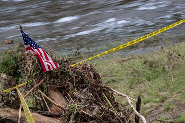 Luto en Hill Country: más de 100 muertos por inundaciones; niñas de campamento siguen desaparecidas