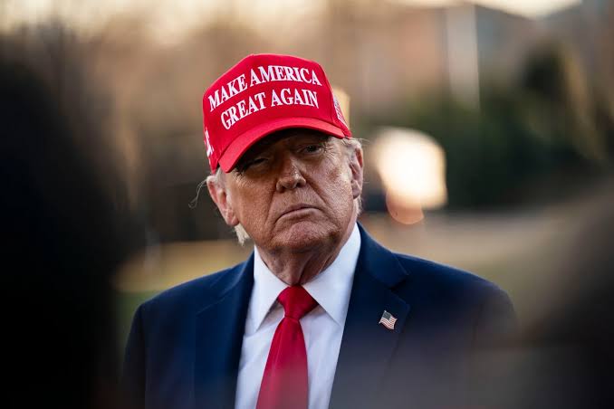 Llega tarde Trump a zona de desastre; crecen críticas tras inundación en Texas