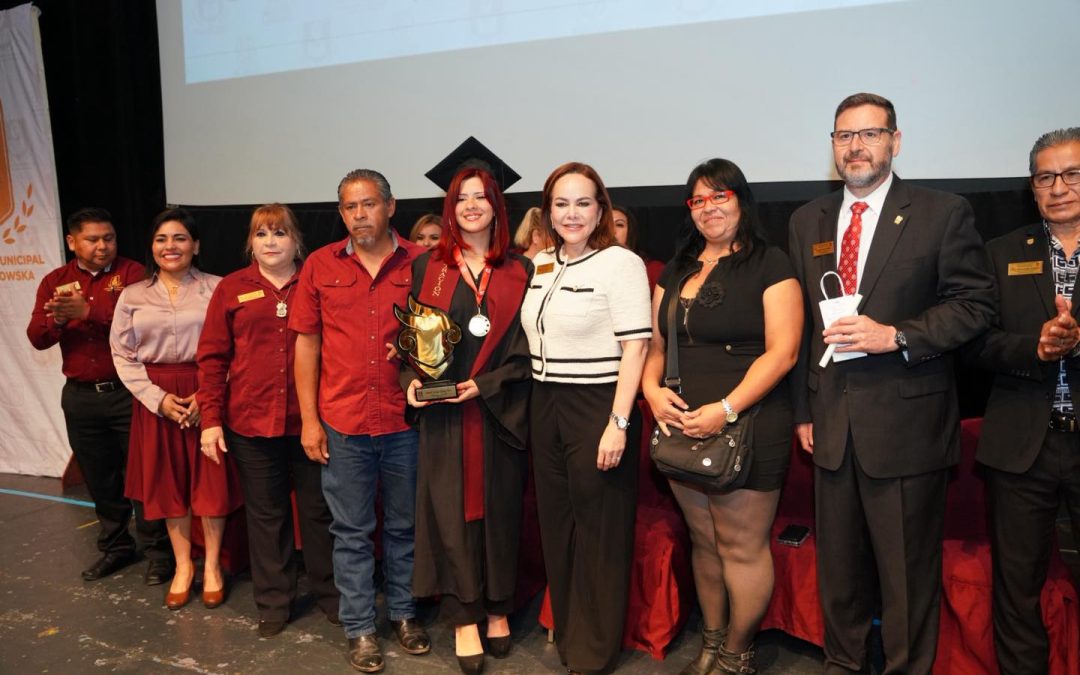 Amadrina Carmen Lilia a generación 2022–2025 de la Preparatoria Municipal “Elena Poniatowska”