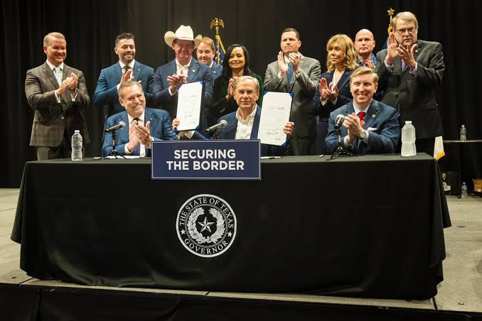 Obliga Texas a sheriffs a colaborar con ICE; firma Abbott nuevas leyes de seguridad fronteriza