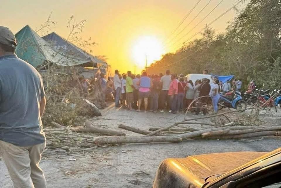 Bloquean carretera en Atasta y exigen renuncias si no inician subestación eléctrica
