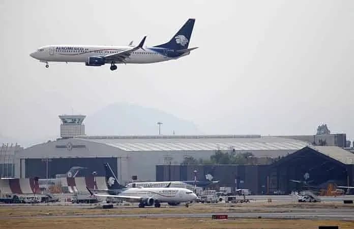 Evita tragedia en AICM error de torre de control: avión de Delta irrumpe pista de Aeroméxico