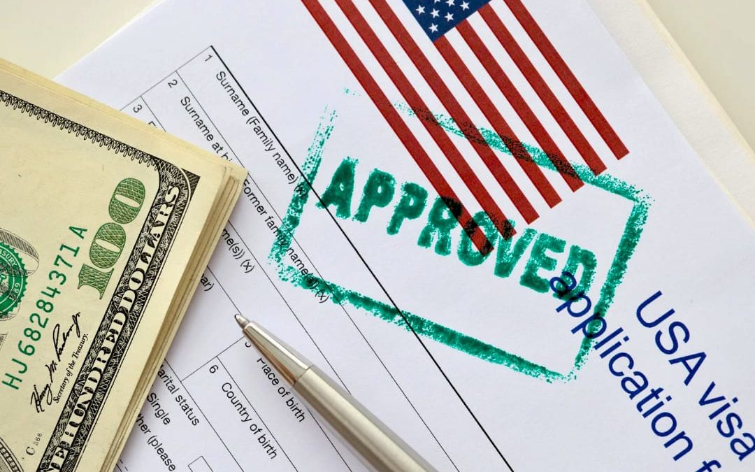Impone Trump tarifa extra a visas de extranjeros