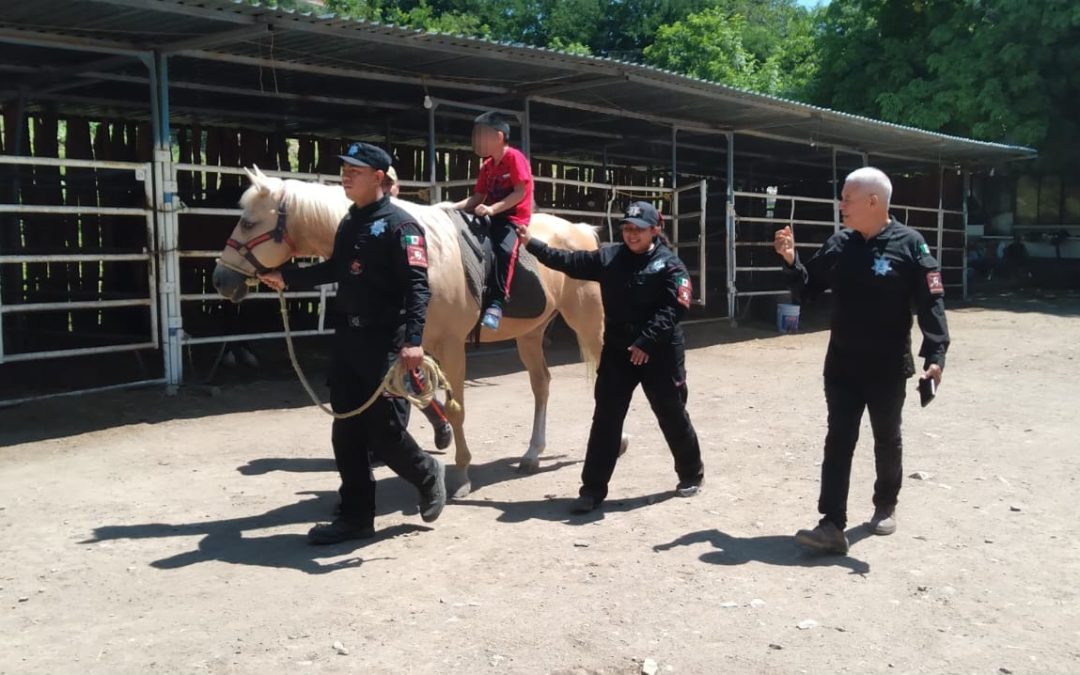 Apoya Agrupamiento Montado de la Guardia Estatal con equinoterapia a personas con discapacidad