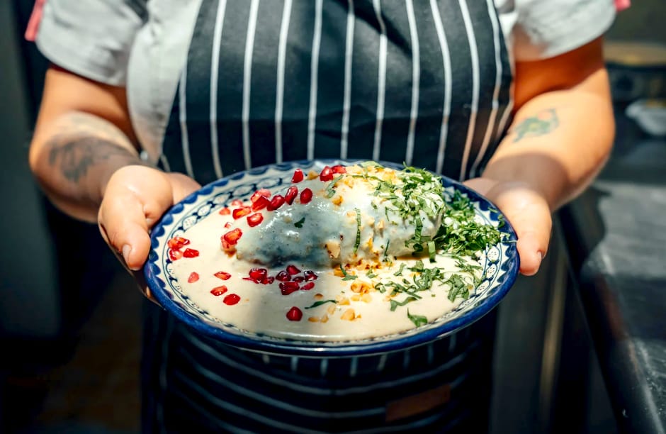 Agosto se pinta de granada: llegan los chiles en nogada