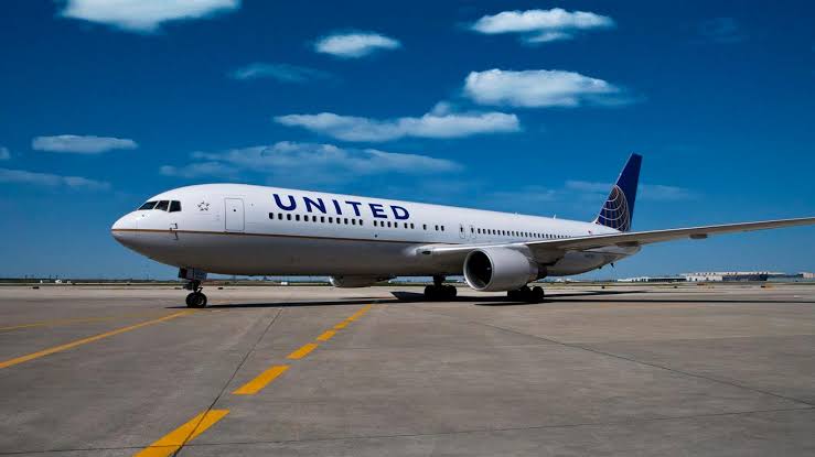 Comienza United Airlines a normalizar operaciones tras falla tecnológica
