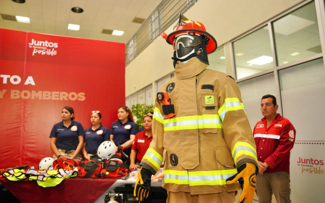 Entrega Carmen Lilia Canturosas histórico equipo a Bomberos de Nuevo Laredo