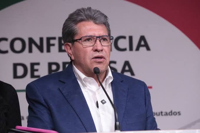 Cuestiona Monreal ostentación de diputados