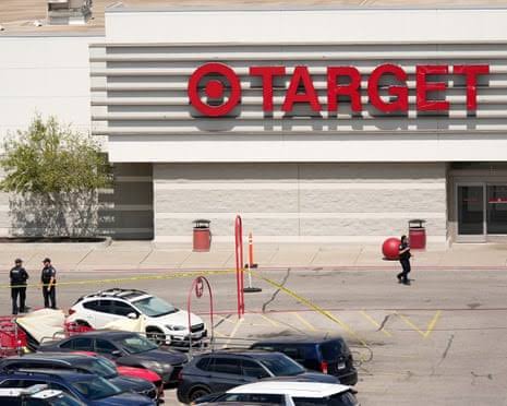 Matan a dos adultos y un niño en tiroteo en estacionamiento de tienda en Austin