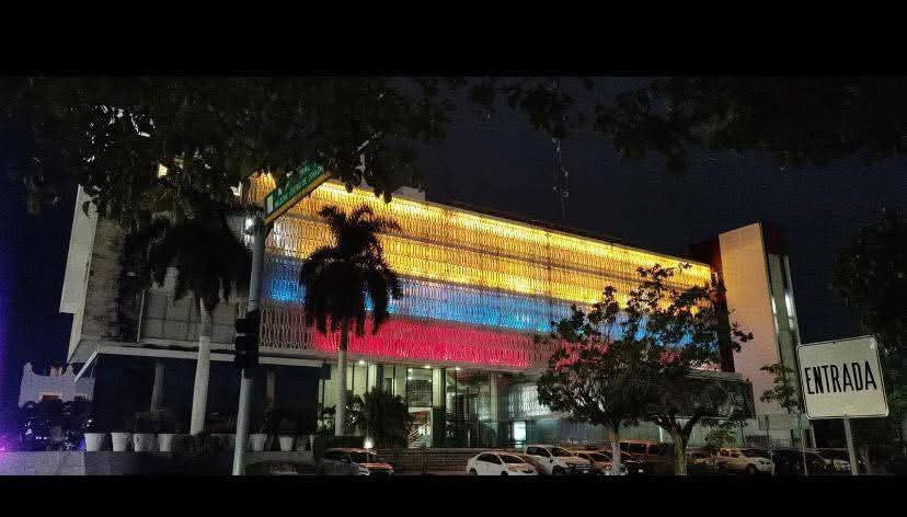 Iluminan Palacio de Gobierno con colores de la bandera de Venezuela