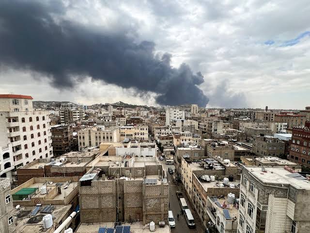 Ataques aéreos israelíes golpean Yemen