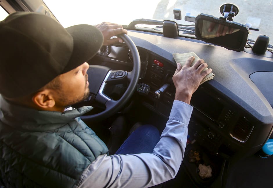 Ordena Abbott aplicar requisito de inglés a conductores en Texas