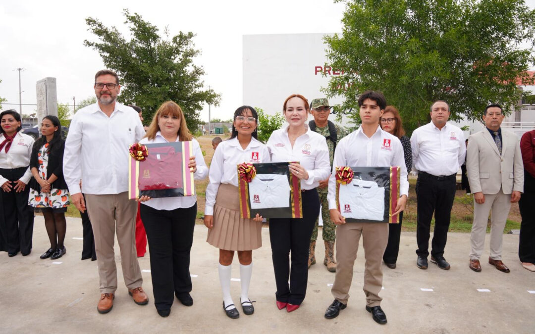Entrega Carmen Lilia más de 9 mil uniformes a estudiantes y docentes de prepas municipales