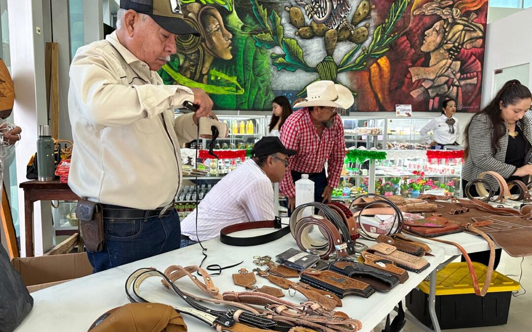 Exhiben artesanos rurales su talento en la Torre Bicentenario