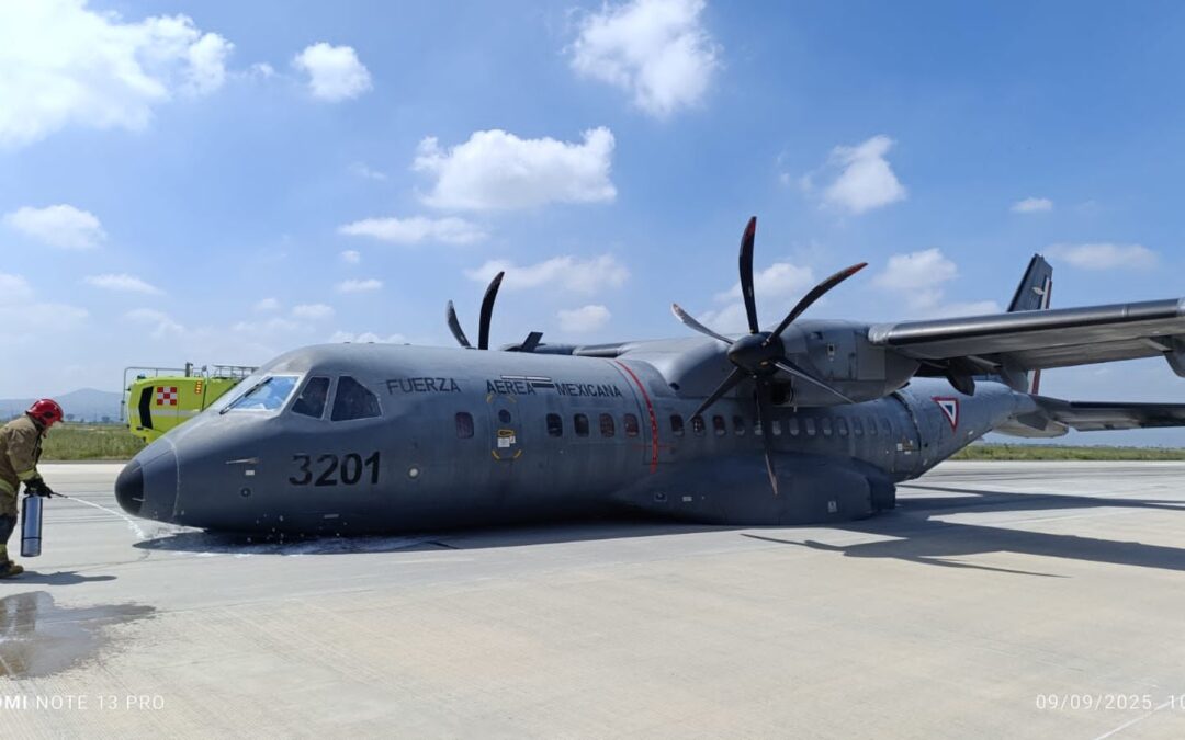 Aterriza de emergencia avión de la Fuerza Aérea en el AIFA
