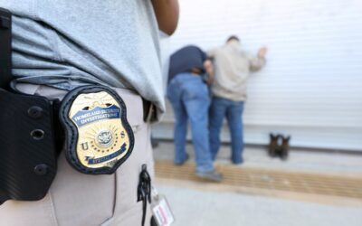 Despliega ICE operativo de redadas a días de las fiestas mexicanas