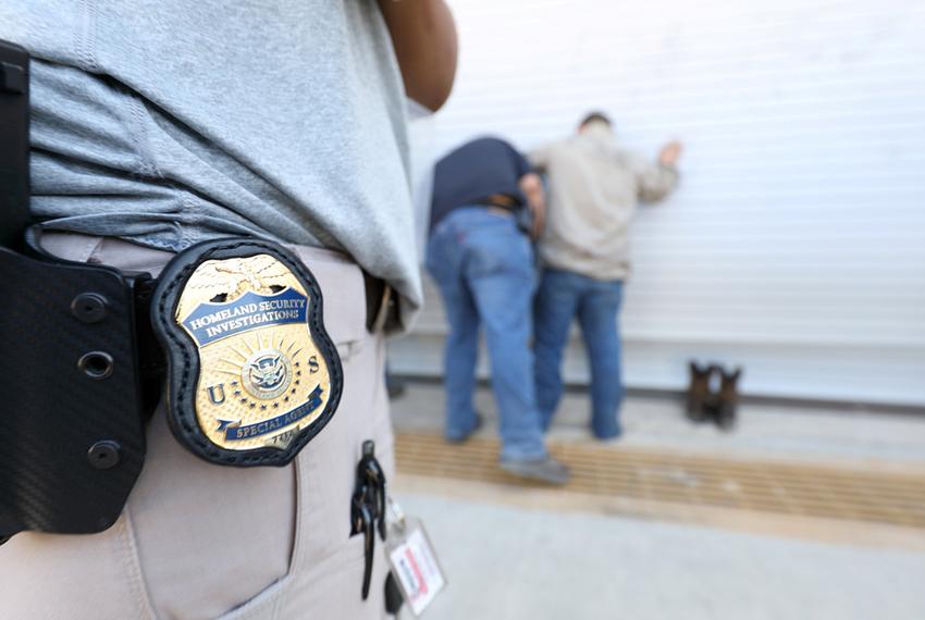 Despliega ICE operativo de redadas a días de las fiestas mexicanas