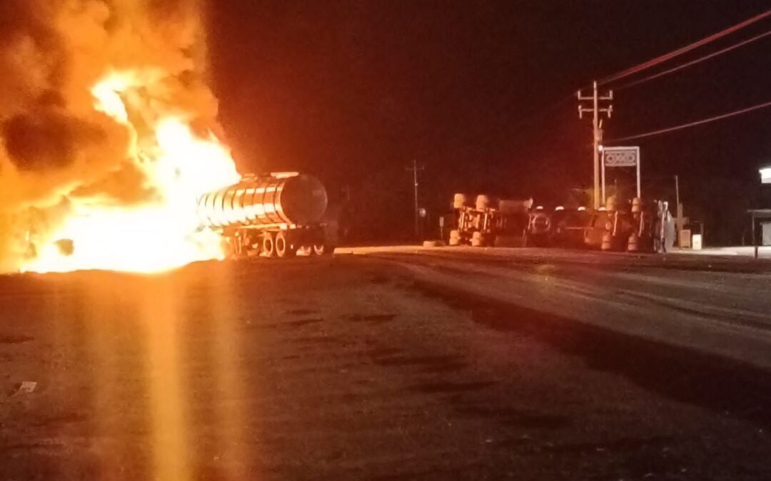 Arde pipa cargada de diésel en la carretera Victoria–Tampico