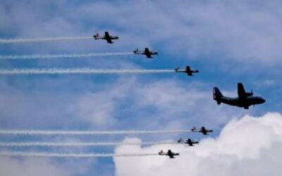 Surcan los cielos 90 aeronaves en desfile por aniversario de la Independencia
