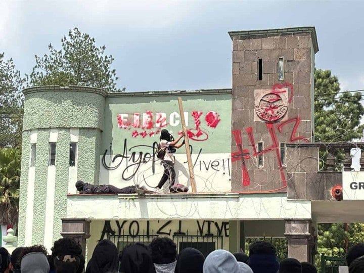 Atacan normalistas Campo Militar No. 1