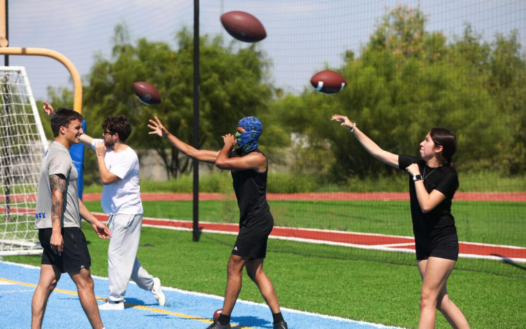 Impulsa Gobierno Municipal el deporte con clínica de fútbol americano en Nuevo Laredo