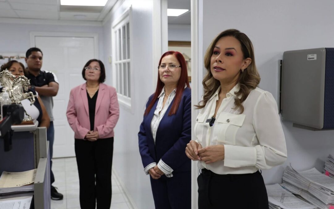 Recorre Tania Contreras oficinas del Supremo Tribunal reconoce labor del personal